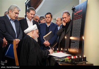 امضای دفتر یادبود جانباختگان حادثه سقوط هواپیمای اوکراینی توسط حجت‌الاسلام حسن روحانی رئیس جمهور