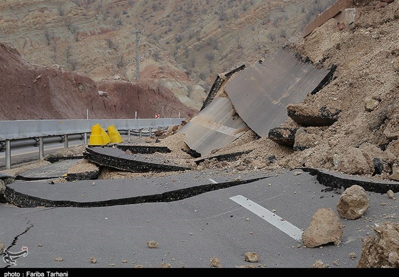 جاده جدید خرم‌آباد - بروجرد مسدود شد؛ تخریب یک دهنه پل