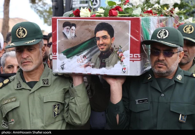پیکر دانشجوی شهید امیرحسین قربانی بهابادی در گلزار شهدای بهاباد به خاک سپرده شد