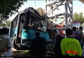 برخورد اتوبوس با پل عابر پیاده در اتوبان &quot;گلستان اهواز&quot;+ تصویر