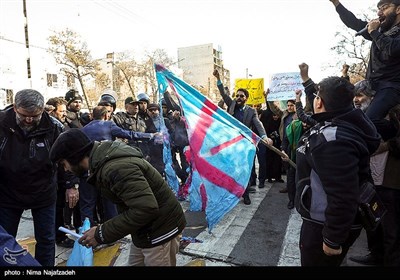  اعتراض دانشجویان مشهدی به اقدامات مداخله‌جویانه سفیر انگلیس در ایران