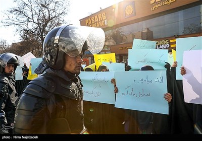  اعتراض دانشجویان مشهدی به اقدامات مداخله‌جویانه سفیر انگلیس در ایران