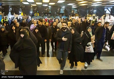 حرکت نمازگزاران نماز جمعه تهران به سمت مصلی امام خمینی(ره) در ایستگاه مترو