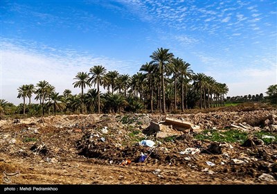 فعالیت دائمی فلرهای نفتی و انتشار آلودگی در این منطقه است که موجب نابودی بسیاری از زمین‌های کشاورزی حاصل خیز این روستا و مبتلا شدن اهالی این روستاها به بیماری‌های تنفسی شده است