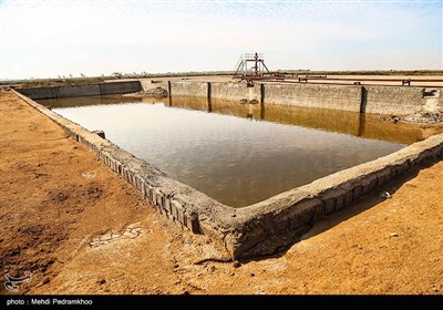 فعالیت دائمی فلرهای نفتی و انتشار آلودگی در این منطقه است که موجب نابودی بسیاری از زمین‌های کشاورزی حاصل خیز این روستا و مبتلا شدن اهالی این روستاها به بیماری‌های تنفسی شده استتصویر