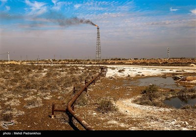 فعالیت دائمی فلرهای نفتی و انتشار آلودگی در این منطقه است که موجب نابودی بسیاری از زمین‌های کشاورزی حاصل خیز این روستا و مبتلا شدن اهالی این روستاها به بیماری‌های تنفسی شده است