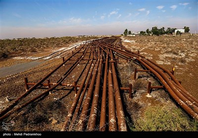 فعالیت دائمی فلرهای نفتی و انتشار آلودگی در این منطقه است که موجب نابودی بسیاری از زمین‌های کشاورزی حاصل خیز این روستا و مبتلا شدن اهالی این روستاها به بیماری‌های تنفسی شده است