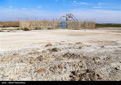 فعالیت دائمی فلرهای نفتی و انتشار آلودگی در این منطقه است که موجب نابودی بسیاری از زمین‌های کشاورزی حاصل خیز این روستا و مبتلا شدن اهالی این روستاها به بیماری‌های تنفسی شده است