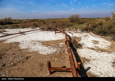 فعالیت دائمی فلرهای نفتی و انتشار آلودگی در این منطقه است که موجب نابودی بسیاری از زمین‌های کشاورزی حاصل خیز این روستا و مبتلا شدن اهالی این روستاها به بیماری‌های تنفسی شده است