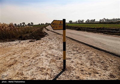 فعالیت دائمی فلرهای نفتی و انتشار آلودگی در این منطقه است که موجب نابودی بسیاری از زمین‌های کشاورزی حاصل خیز این روستا و مبتلا شدن اهالی این روستاها به بیماری‌های تنفسی شده استتصویر