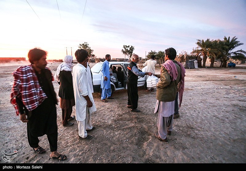 ‌فعالیت موکب عشاق الحسین(ع) مبارکه در مناطق سیل‌‌زده سیستان و بلوچستان + تصاویر‌