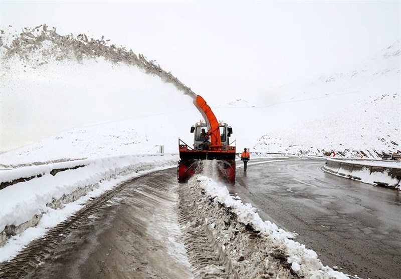 بارش برف راه‌های روستایی 6 شهرستان آذربایجان شرقی را مسدود کرد/مسیرها‌ تا فردا بازگشایی می‌شود
