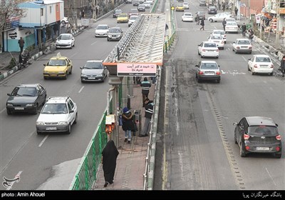ایستگاه اتوبوس تندروی شهید دکتر آیت در تقاطع اتوبان رسالت با خیابان آیت قرار دارد که یکی از راه های دسترسی به این محله است