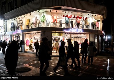 در خیابان آیت که یکی از خیابان‌های اصلی این محله است، تعداد زیادی لباس فروشی، مرکز خرید و رستوران قرار دارد که باعث شلوغی این منطقه شده است.