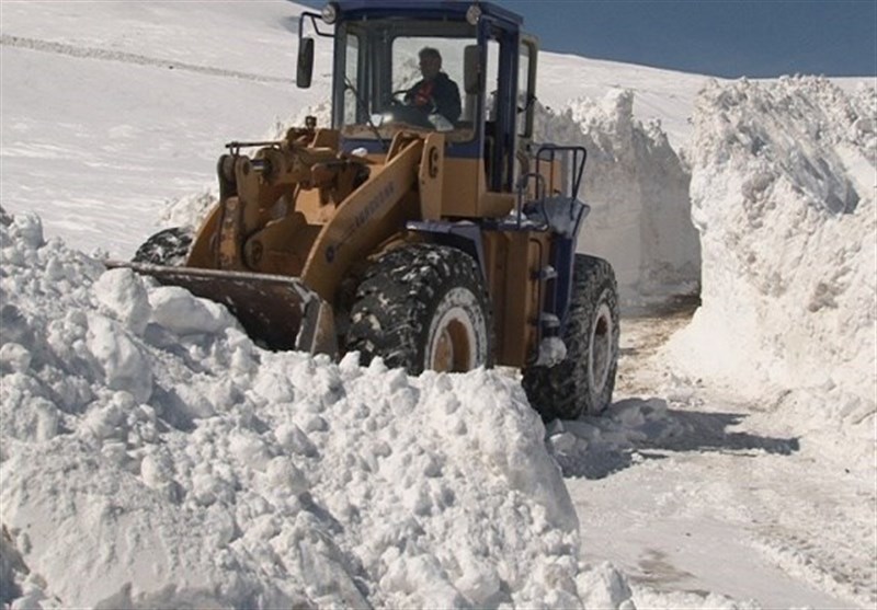 برف راه ارتباطی 50 روستای دورود را مسدود کرد