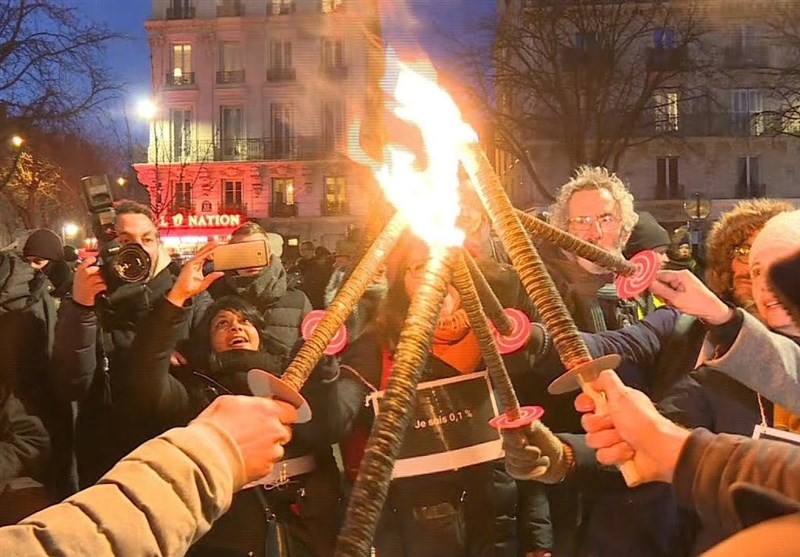 Massive Torch-Lit Protests Held in Paris against Pension Reform (+Video)