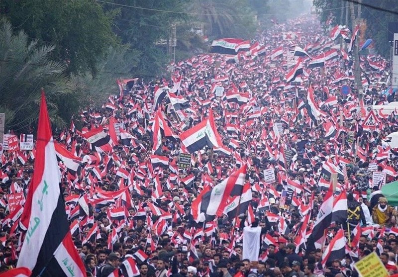 پرچم عراق در دستان طیف‌های مختلف مردم عراق در تظاهرات «جمعه حاکمیت»+تصاویر