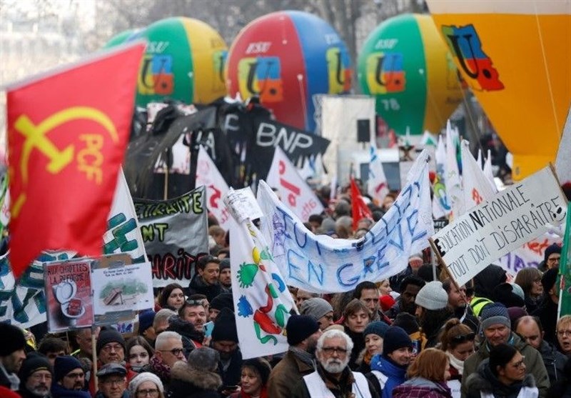 French Unions Warn Macron Pension Strikes Will Drag On for Months