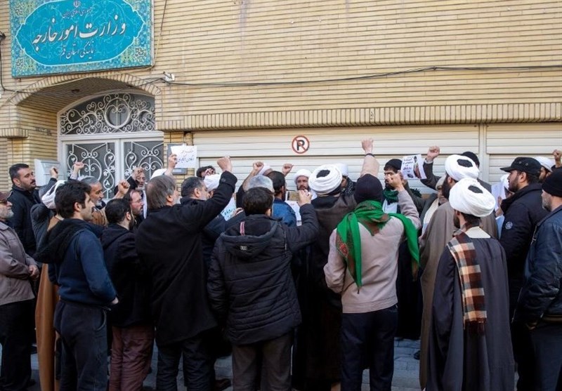 طلاب و روحانیون قم در اعتراض به ورود سفیر انگلیس به ایران تجمع کردند