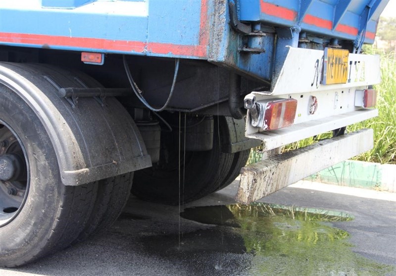 ریزش شیرابه زباله‌های انتقالی به آرادکوه موجب تصادفات مکرر در کهریزک می‌شود