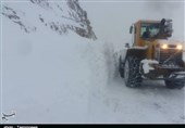 قطع راه دسترسی 70 روستای الیگودرز بر اثر بارش برف؛ سقوط بهمن 2گردنه را مسدود کرد