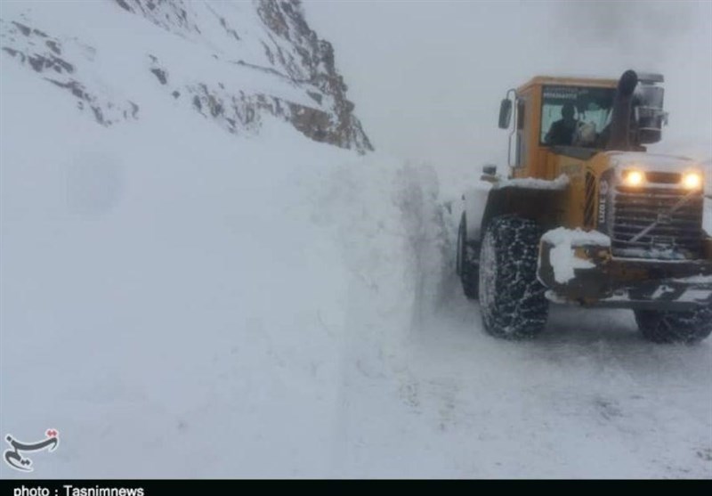 قطع راه دسترسی 70 روستای الیگودرز بر اثر بارش برف؛ سقوط بهمن 2گردنه را مسدود کرد