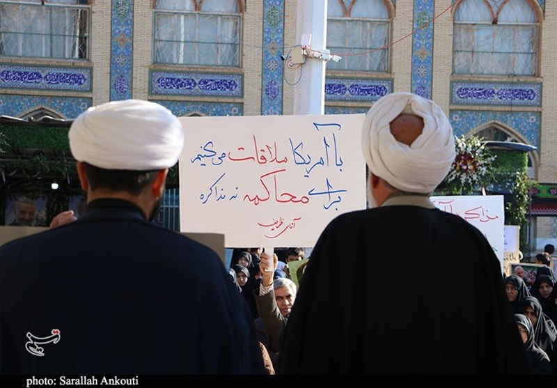 تجمع اعتراض آمیز مردم کرمان نسبت به مصاحبه اخیر وزیر امورخارجه به روایت تصویر