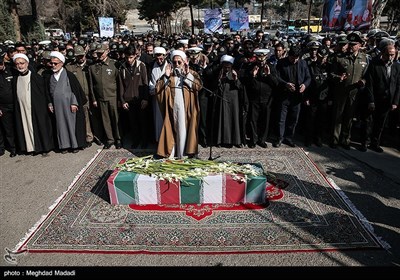 اقامه نماز بر پیکر مطهر شهید گمنام غواص دوران دفاع مقدس