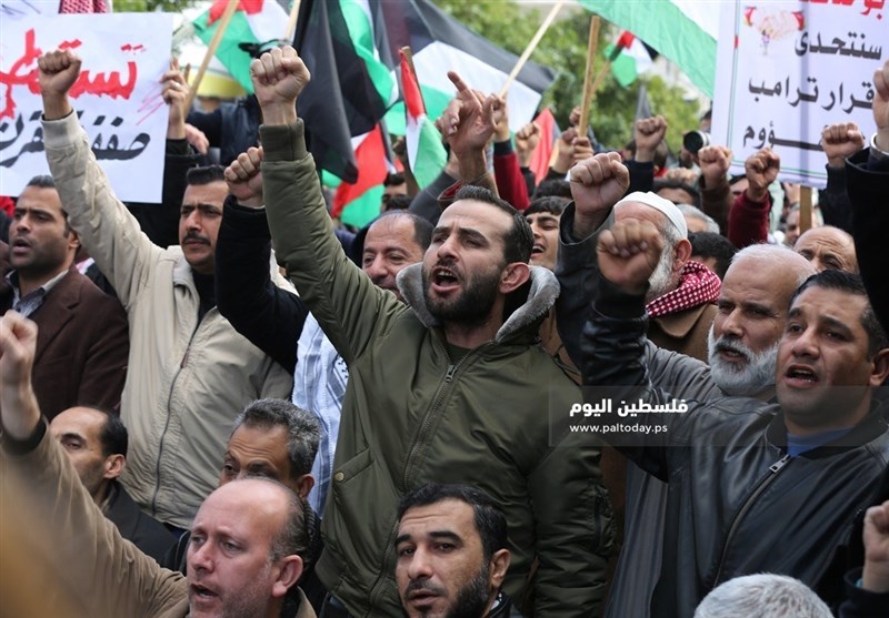 تظاهرات اهالی غزه علیه &quot;معامله قرن&quot;/ آتش زدن عکس ترامپ و پرچم آمریکا