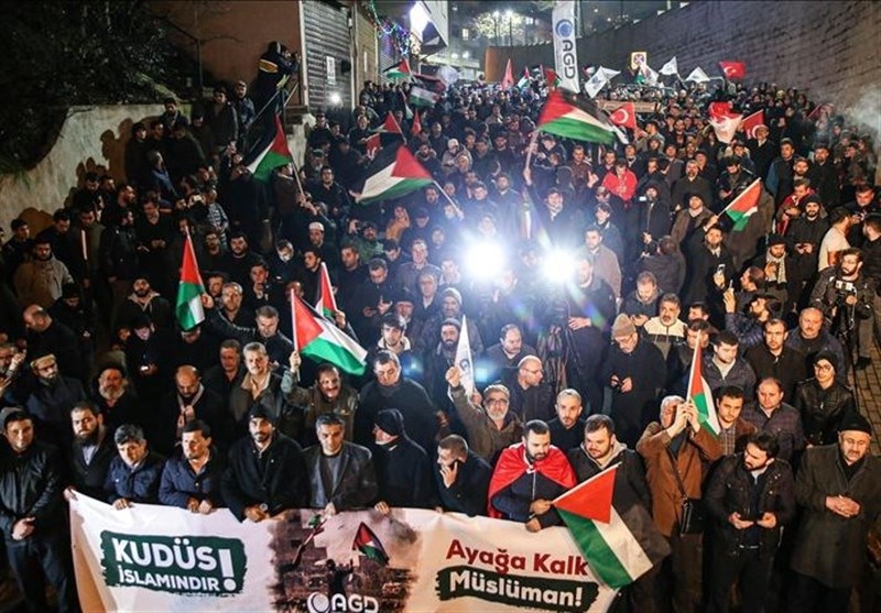 اعتراضات مردم ترکیه در مقابل سرکنسولگری آمریکا در استانبول+فیلم
