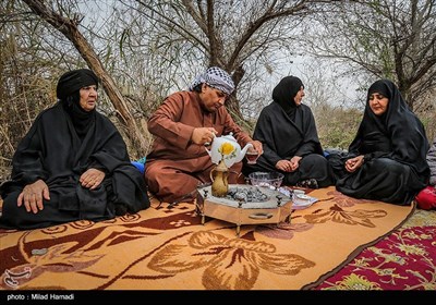 صرف غذای محلی در کنار هورالعظیم - خوزستان