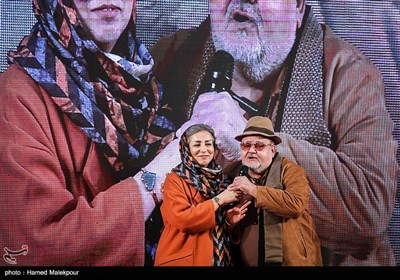 اکبر عبدی و همسرش در سیزدهمین شب منتقدان و نویسندگان سینمای ایران
