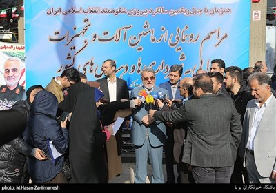 عبدالرضا رحمانی فضلی وزیر کشور در مراسم رونمایی از ماشین آلات و تجهیزات اهدایی به شهرداری و دهیاری‌های کشور