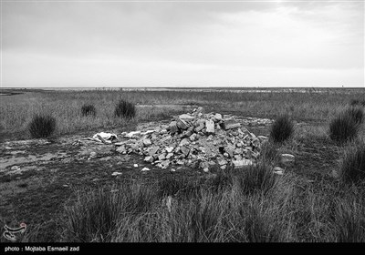 بستر دریاچه که حالا خالی از آب است ، محلی برای تخلیه نخاله های ساختمانی مردم روستاهای اطراف شده است 