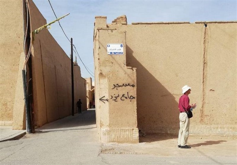 سردرگمی گردشگران در بافت تاریخی یزد / تابلوهای نازیبایی که گردشگر‌ان را منحرف می‌کند
