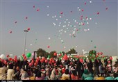 کودکان بندرعباسی با پرواز بادکنک‌ها پیروزی انقلاب اسلامی را جشن گرفتند+تصاویر