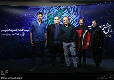 عوامل فیلم «سینما شهر قصه» در دومین روز سی‌وهشتمین جشنواره فیلم فجر در پردیس سینمایی چارسو 
