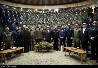 عکس یادگاری محمدجواد ظریف وزیر امور خارجه با دانشجویان دانشگاه فرماندهی و ستاد ارتش (دافوس) 