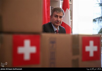 مارکوس لایتنر سفیر سوییس در تهران- چند بسته دارویی مورد نیاز پیوند اعضا که روز یکشنبه در قالب محموله دارویی به ایران وارد شدند