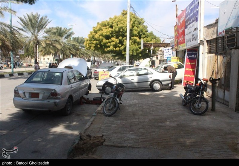 پیاده‌روهای شهر قشم در انحصار خودروهای سواری + تصویر
