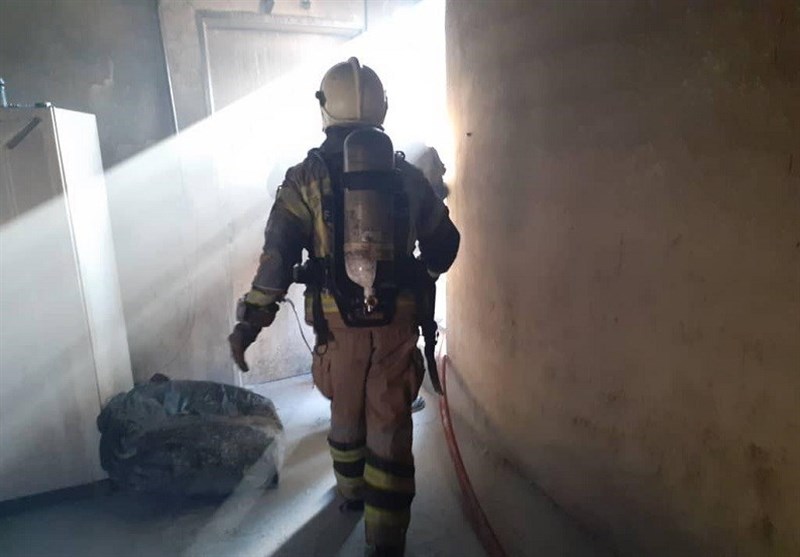 نجات 9 نفر از میان آتش و دود غلیظ
