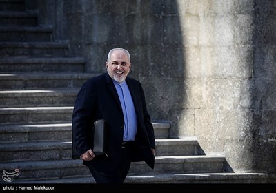 محمدجواد ظریف وزیر امور خارجه در حاشیه جلسه هیئت دولت