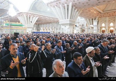  آیا جواب "سلام" هنگام نماز واجب است؟/ پاسخ از رهبر انقلاب 
