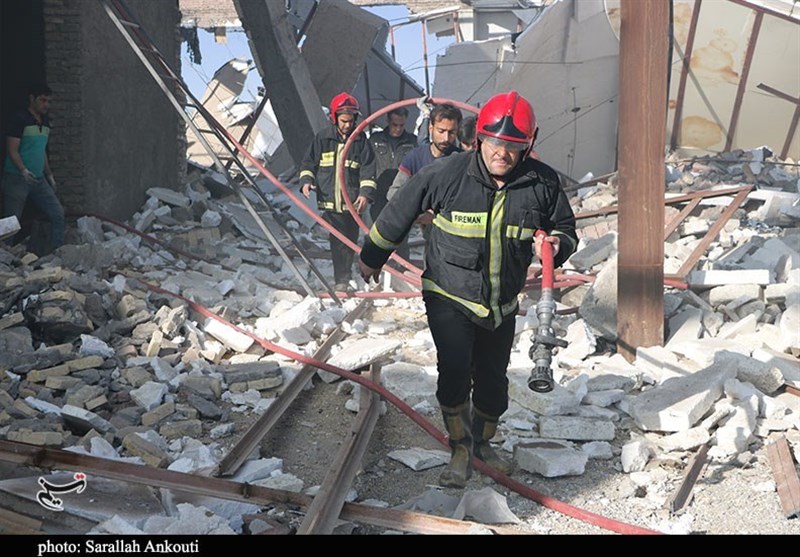 عملیات اطفاء حریق سوله‌ متروکه در کرمان به روایت تصویر‌
