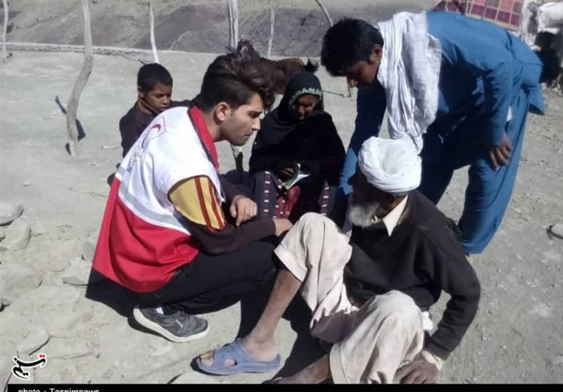 روایتی از تلاش جهادگران اصفهانی در سیستان و بلوچستان / دستان بلندهمتی که به یاری سیل‌زدگان آمده‌اند + تصاویر‌