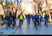 آسمانی که دیگر آبی نیست؛ دوچرخه تنها گردگیر آسمان خاکستری است