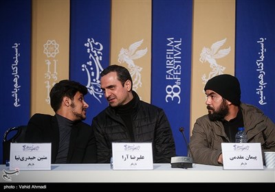 پیمان مقدمی ، علیرضا آرا و متین حیدری نیا در نشست خبری فیلم مردن در آب مطهر