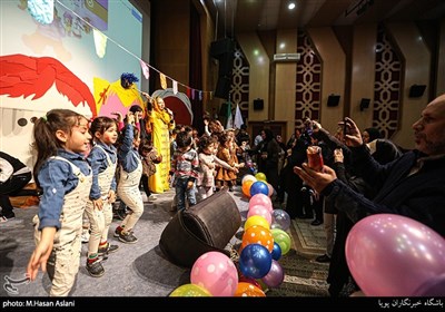 مراسم جشن انقلاب با حضور خانواده‌های دارای فرزندان چندقلو