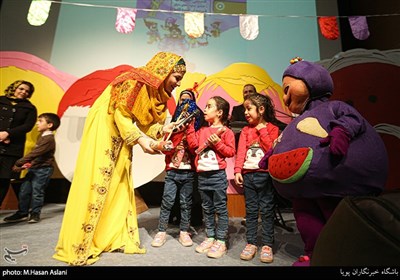 اجرای خاله شادونه در مراسم جشن انقلاب ویژه چندقلوها