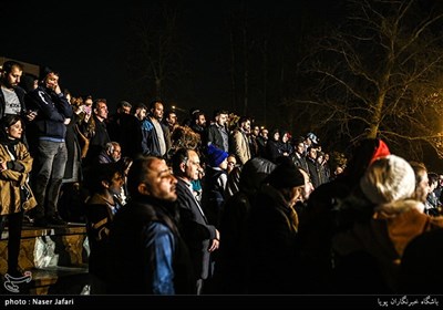 نمایش خیابانی سی و هشتمین جشنواره بین المللی تئاتر فجر در محوطه تئاتر شهر